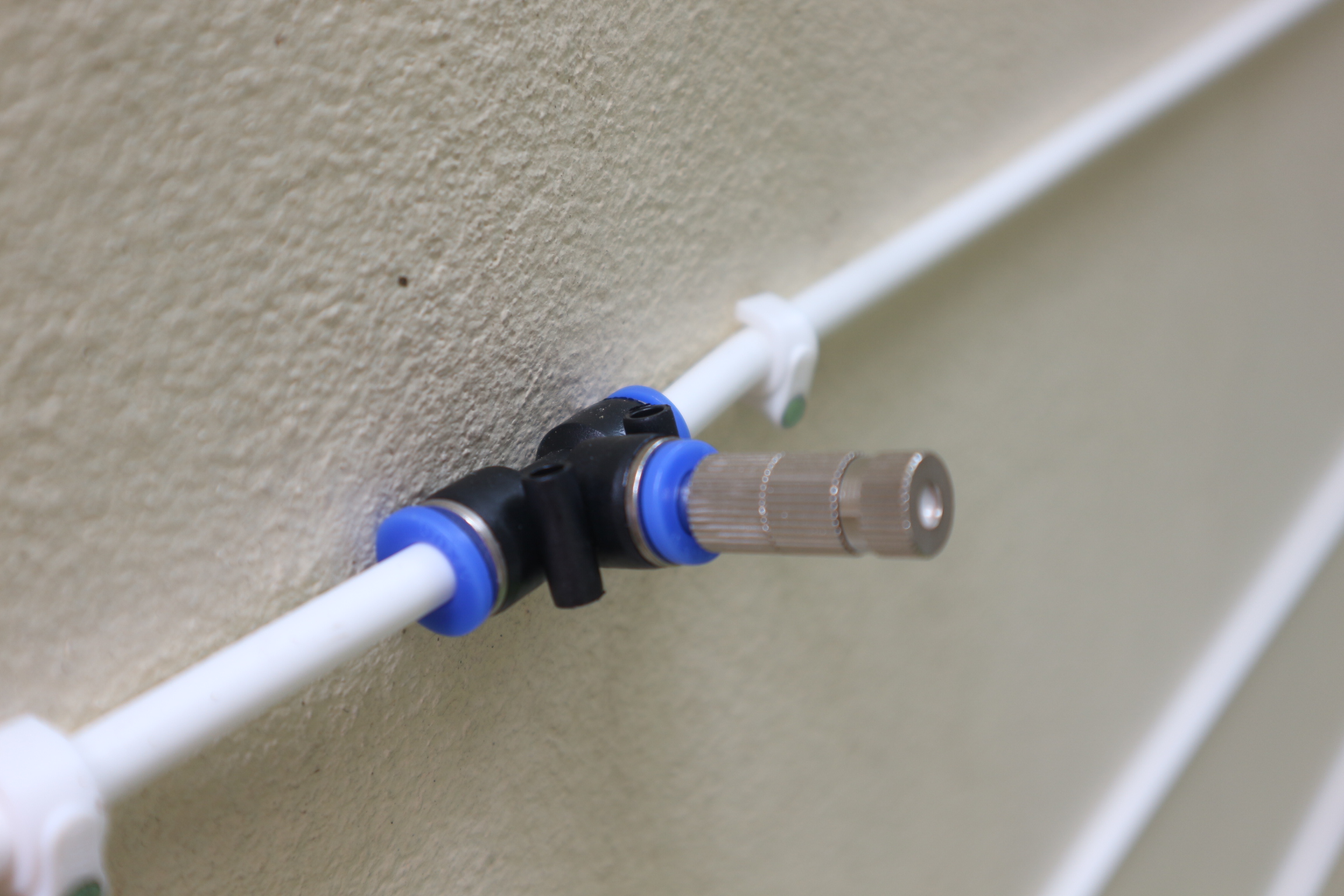 หัวพ่นหมอกละเอียด 0.2 mm + ข้อต่อ 3 ทาง ขนาด 6 mm. ( ละเอียดค่อนข้างมาก ฟุ้งค่อนข้างน้อย รอบอาคาร สวนหย่อม )