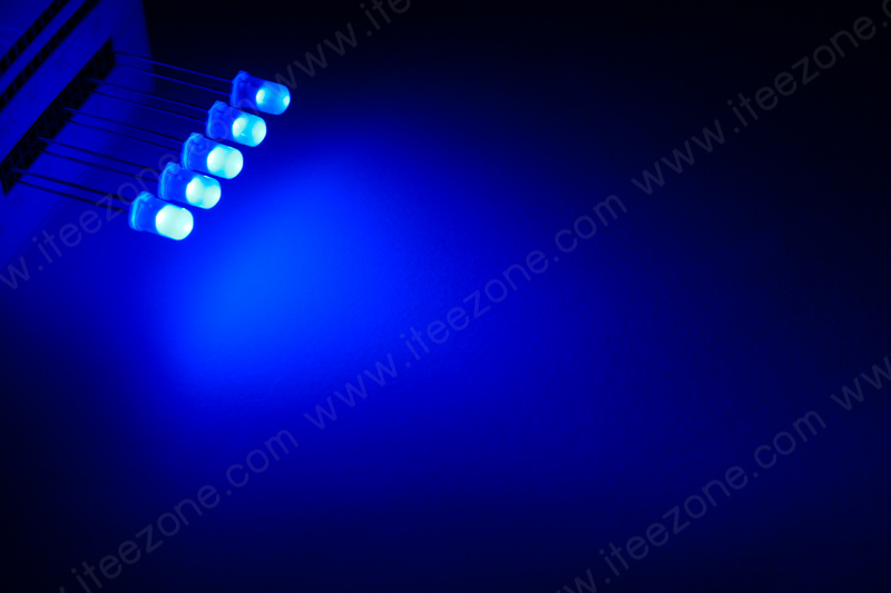 หลอดไฟ LED กระเปาะน้ำเงิน แสงน้ำเงิน 5mm Super Bright