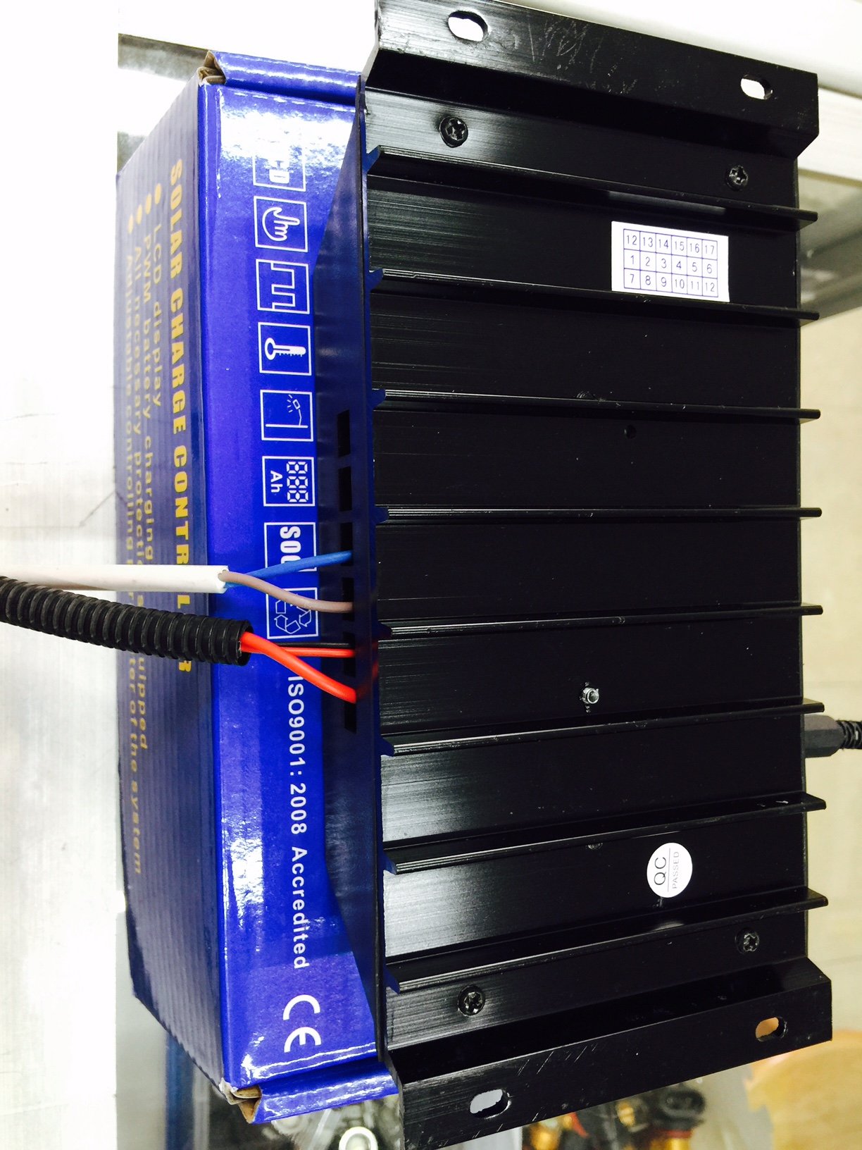 โซล่า ชาร์จเจอร์ ( Solar Charger ) 30A 12V / 24V Auto ( CM3024Z )