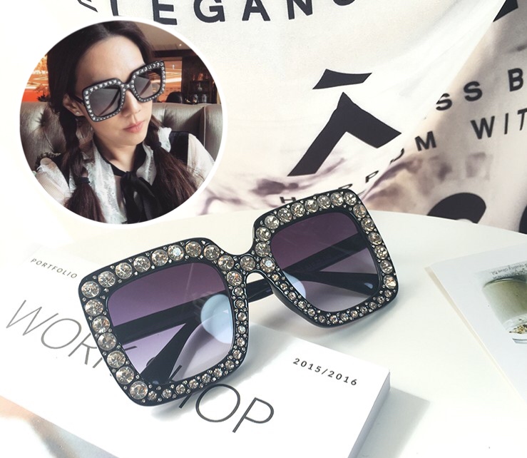 แว่นกันแดดแฟชั่นผู้หญิง Oversize Black Gray 5702 53-25 140 <ดำ>