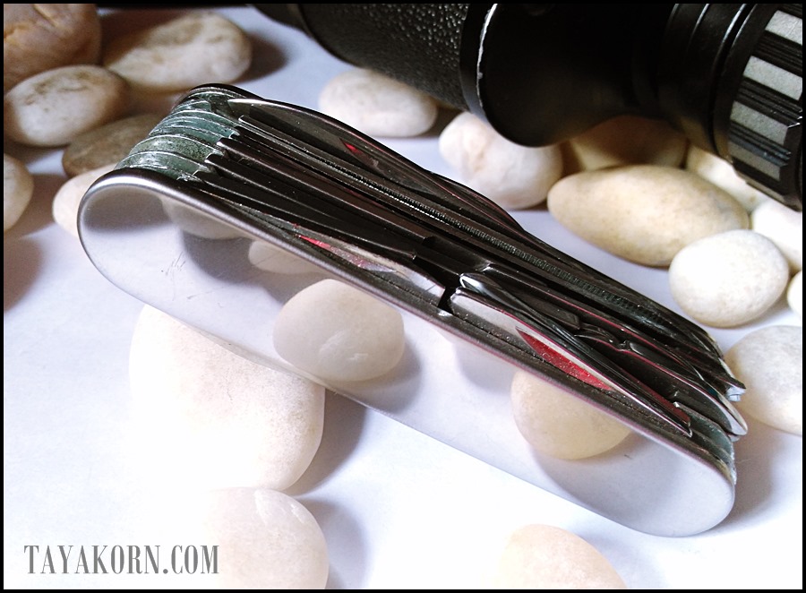 มีดพับแคมป์ปิ้งไวท์ Camping White Stainless Steel อุปกรณ์ 16 ฟังชั่น