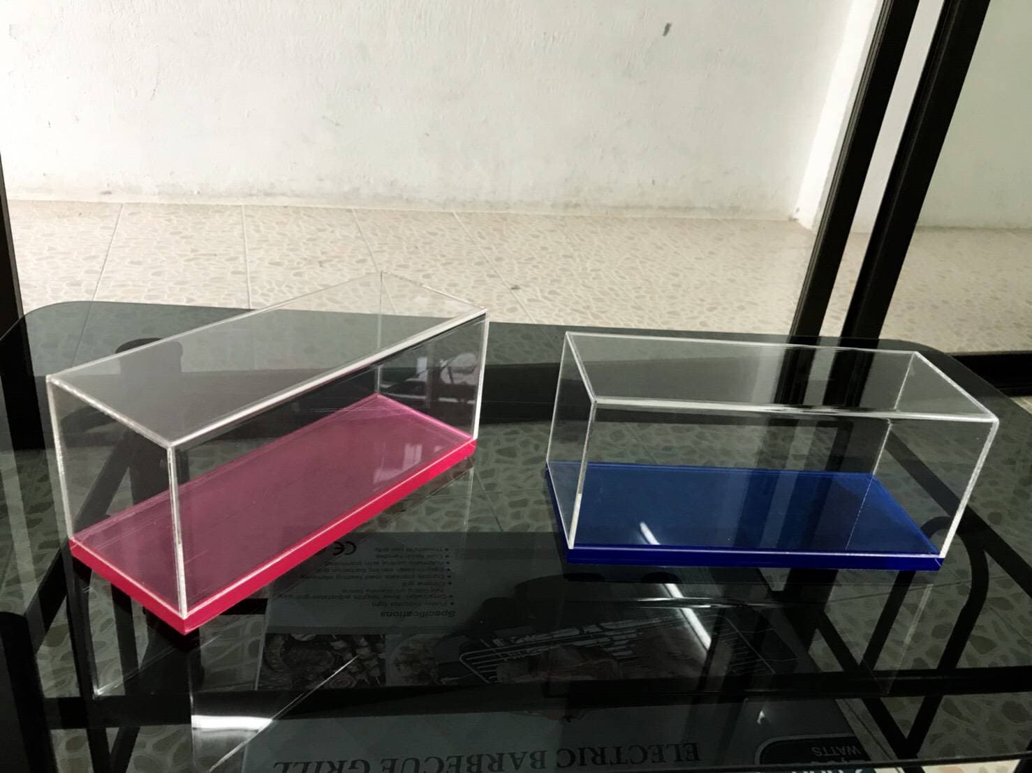 กล่องโมเดล กล่องอะครีลิค (สั่งทำ 10 กล่องขึ้นไป) กว้าง25 xลึก10 xสูง10 cm. กล่องใส-ฐานสี ชิ้น