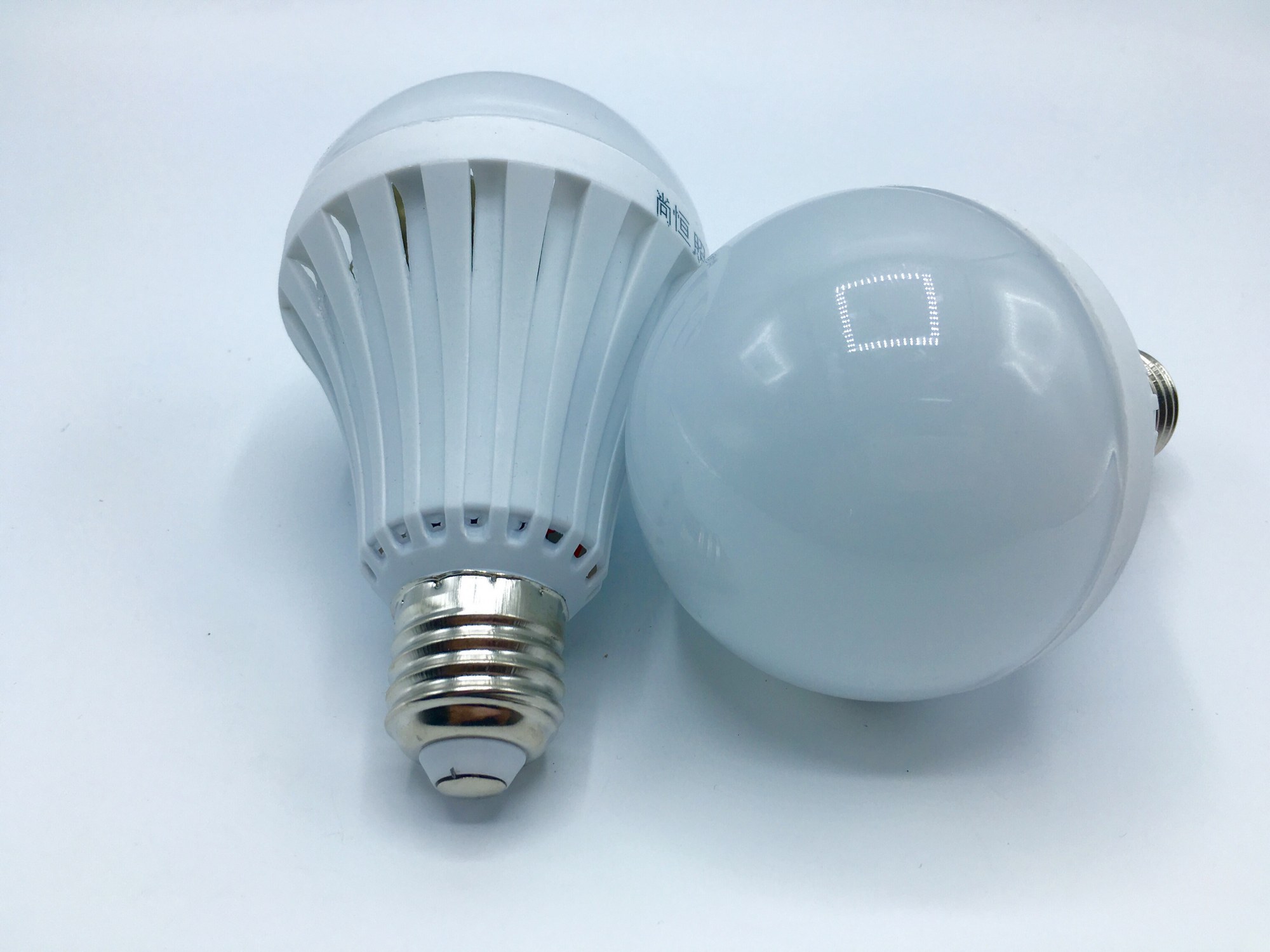 หลอดไฟอัจฉริยะฉุกเฉินแบตเตอรี่ในตัว(กันน้ำ) LED 9W 220V ( + สวิตช์โคมไฟติดผนังแบบติดผนัง)