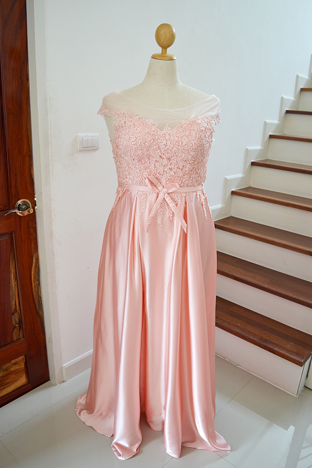 ชุดราตรีไซด์ใหญ่ เอว 36-37" **พร้อมส่ง สีโอรส** แขนล้ำ ปักลูกไม้ช่วงอก กระโปรงผ้าซาติน ซิปหลัง เกรดพรีเมี่ยม