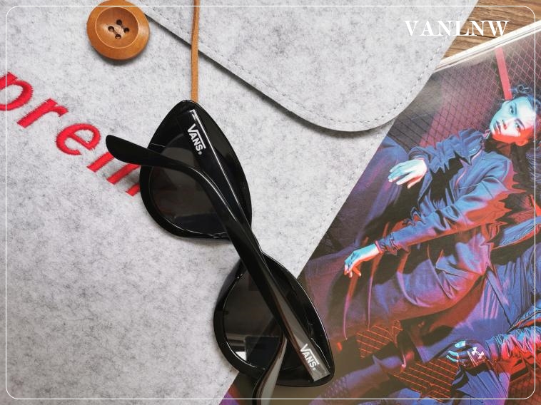 แว่นกันแดด Vans Wildin Sunglasses Wmn (black)