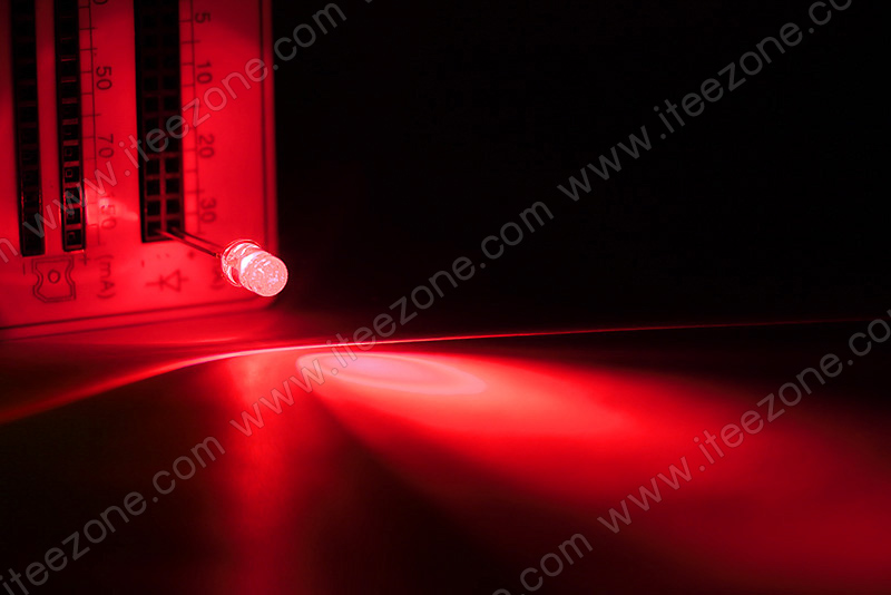 หลอดไฟ LED สีแดง กระเปาะใส 5mm Super Bright