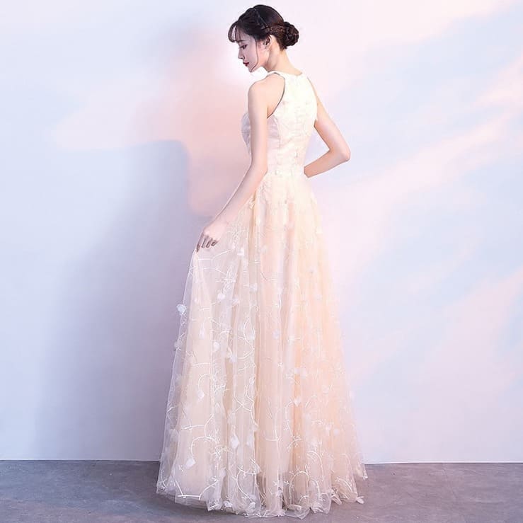 ชุดราตรียาว คล้องคอ สีครีม ผ้าดอกลอย เรียบหรู พร้อมส่ง S,M,L