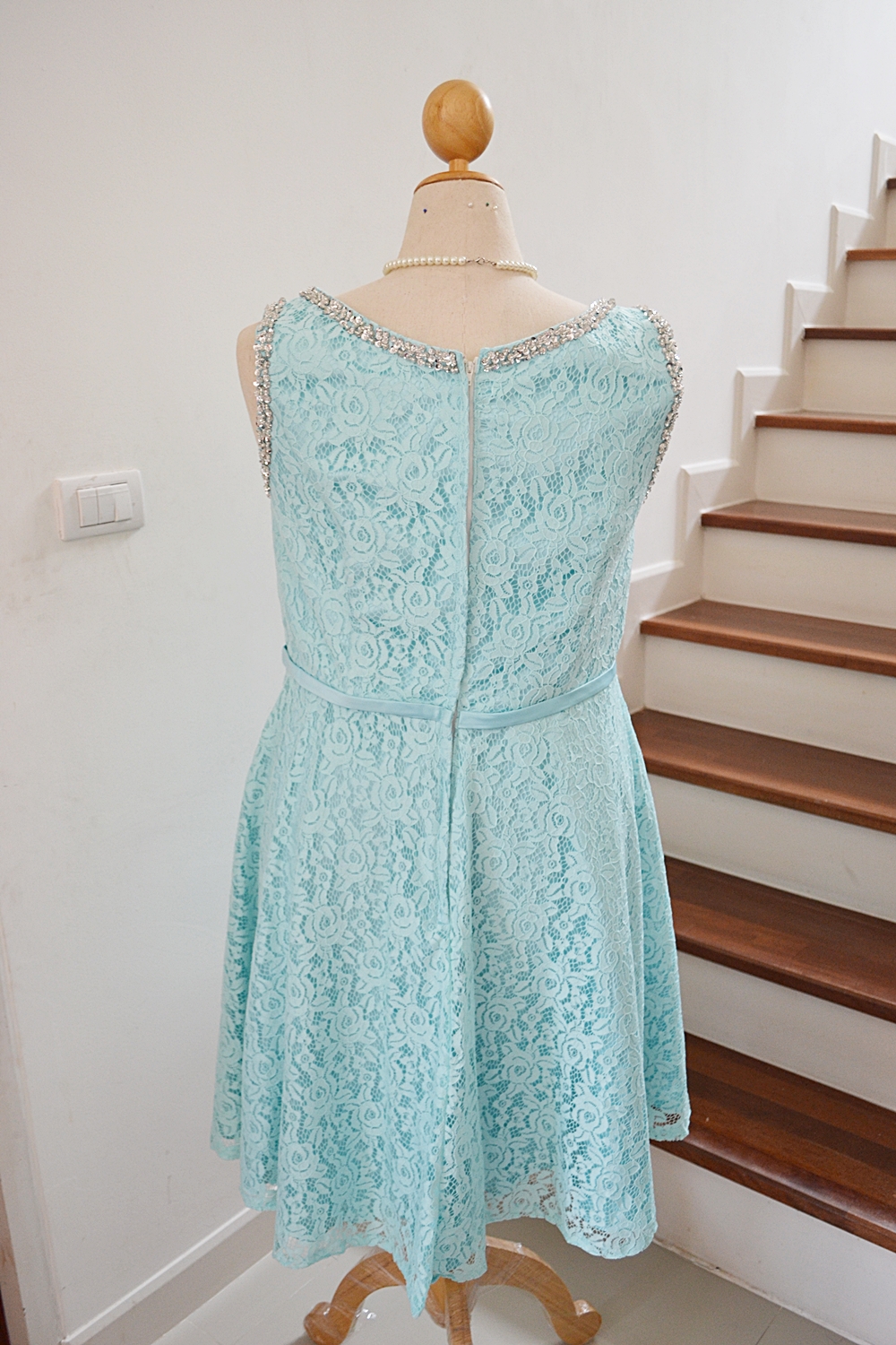 ชุดราตรีไซด์ใหญ่ เอว 37-40" *พร้อมส่ง สีฟ้า* แขนกุด ผ้าลูกไม้อิตาลี ซิปหลัง