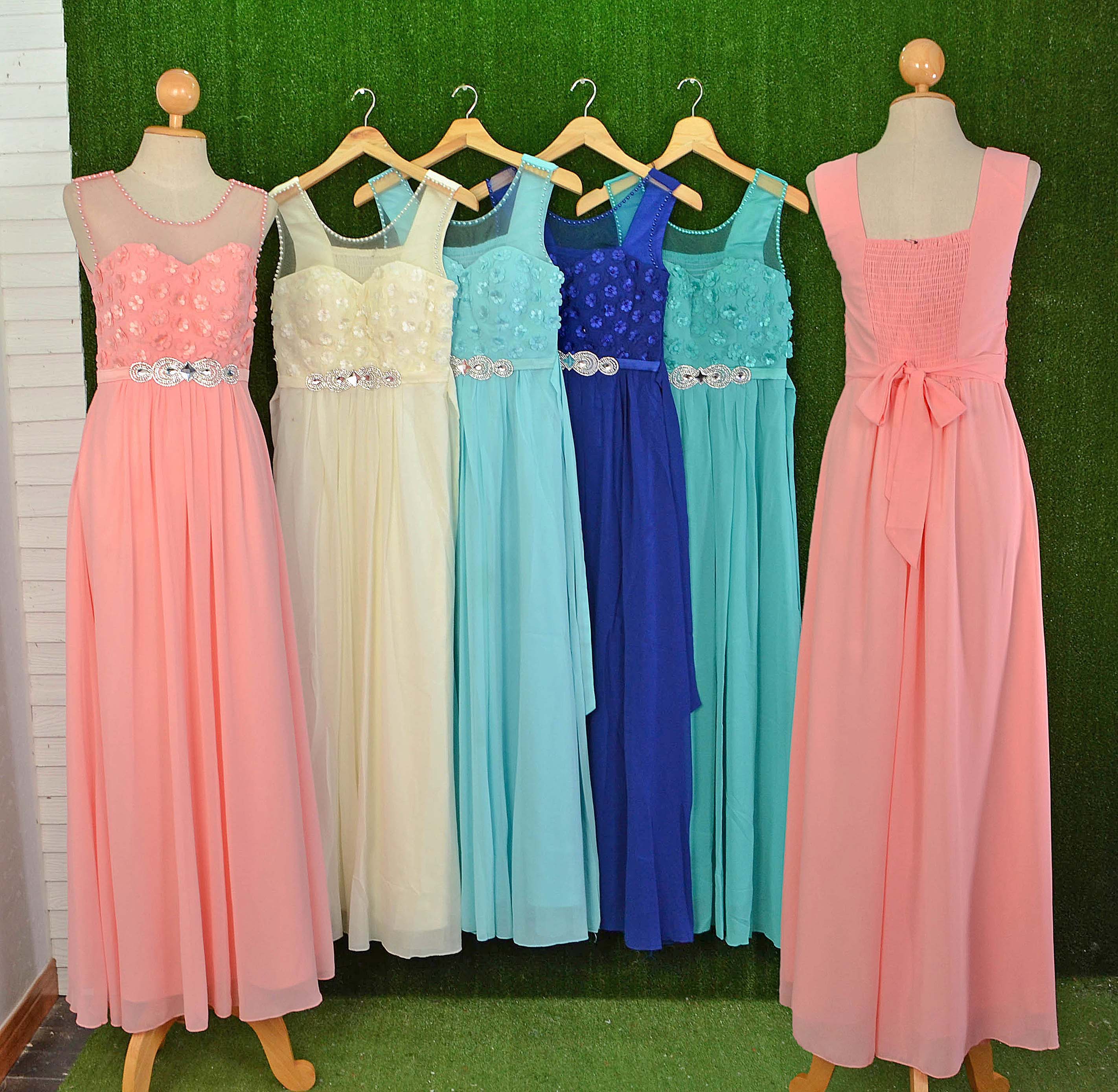 พร้อมส่ง S-3XL ชุดราตรียาว แขนกุด แต่งดอกไม้ช่วงอก ร้อยมุข ผูกโบว์หลัง