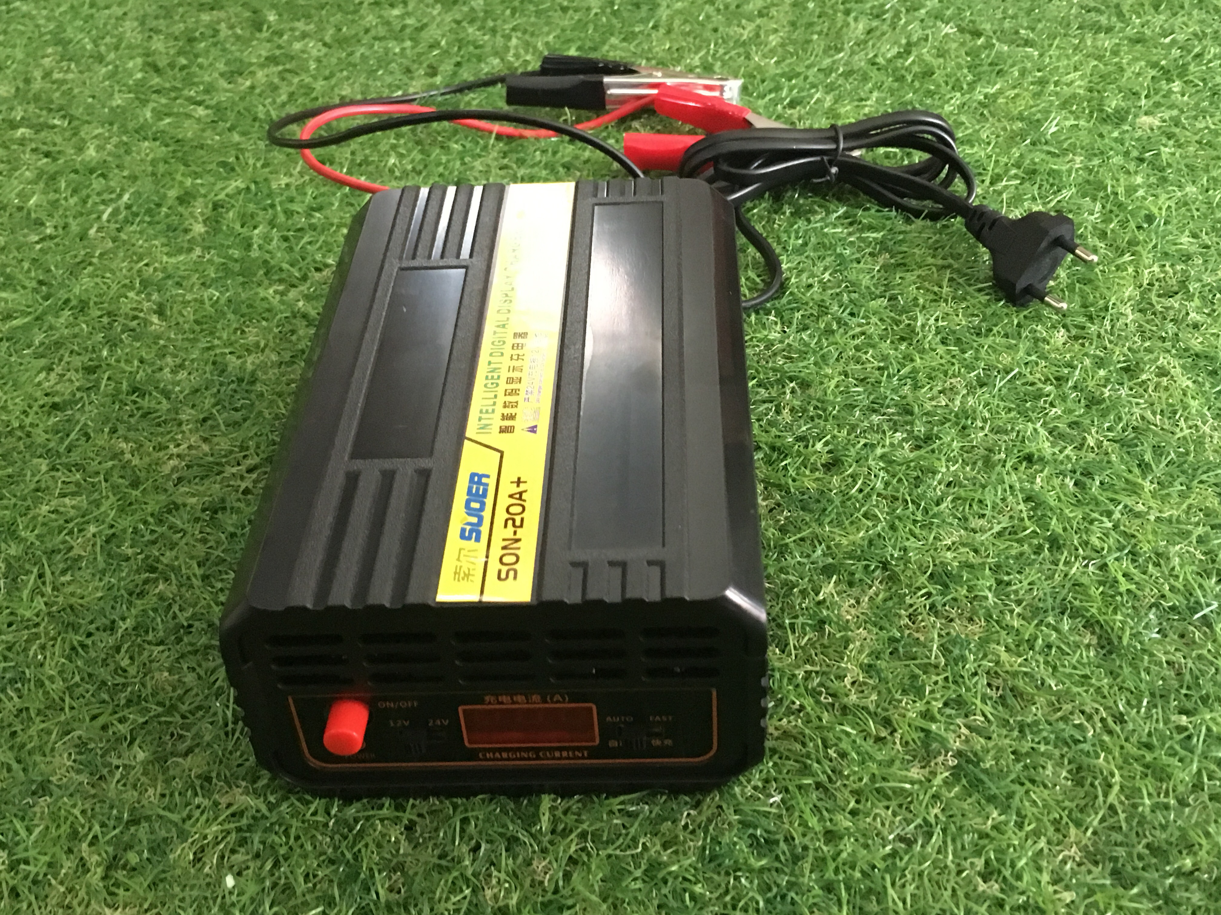 13-SON-20A+ เครื่องชาร์จแบตเตอรี่ 12/24V 20A Digital รุ่น SON-20A+ ( SUOER )