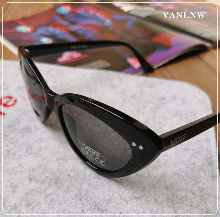 แว่นกันแดด Vans Wildin Sunglasses Wmn (black)