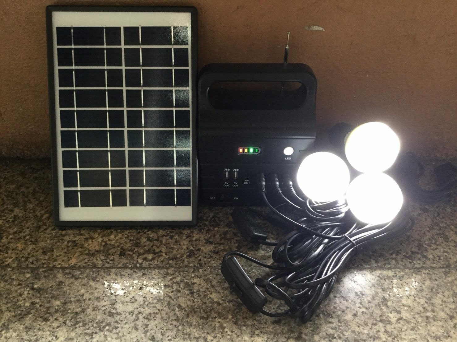 ชุดผลิตไฟฟ้าโซล่าเซลล์ 5W ( วิทยุ FM / AM + หลอดไฟ LED )