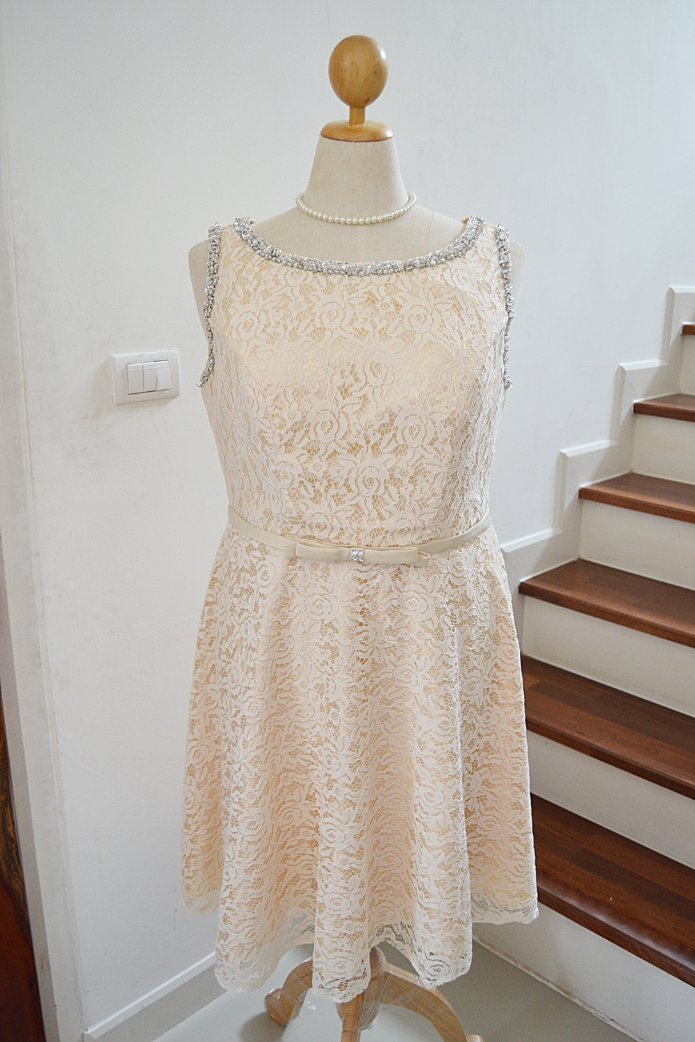 ชุดราตรีไซด์ใหญ่ เอว 37-40" *พร้อมส่ง สีครีม* แขนกุด ผ้าลูกไม้อิตาลี ซิปหลัง