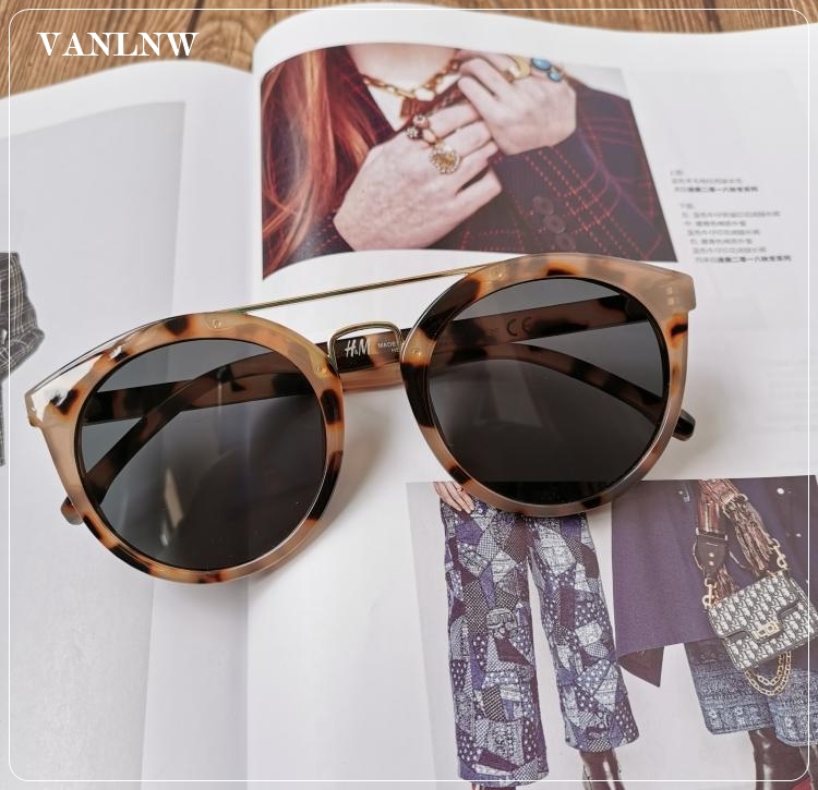 แว่นกันแดดผู้หญิง H&M Sunglasses 189710 <ลายกระ>
