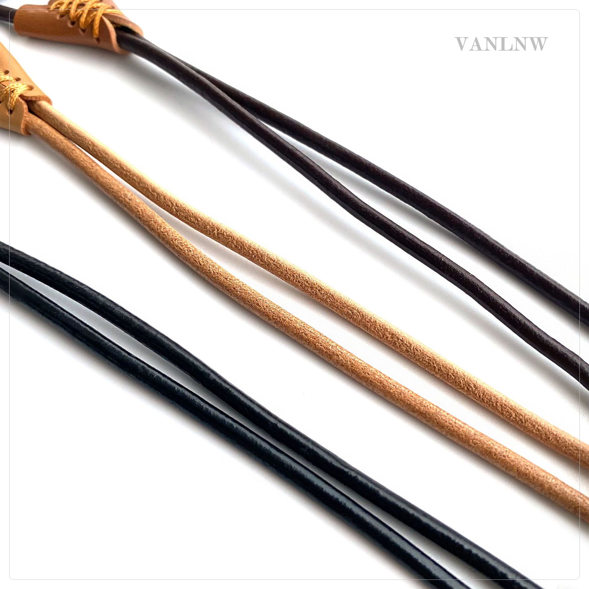 สายคล้องแว่นตา Hand Made Design by japan สายคล้องแว่นตาหนังแท้ 100% สายคล้องแว่นตาสไตล์วินเทจ ยาว 32 cm. สายปรับระดับได้