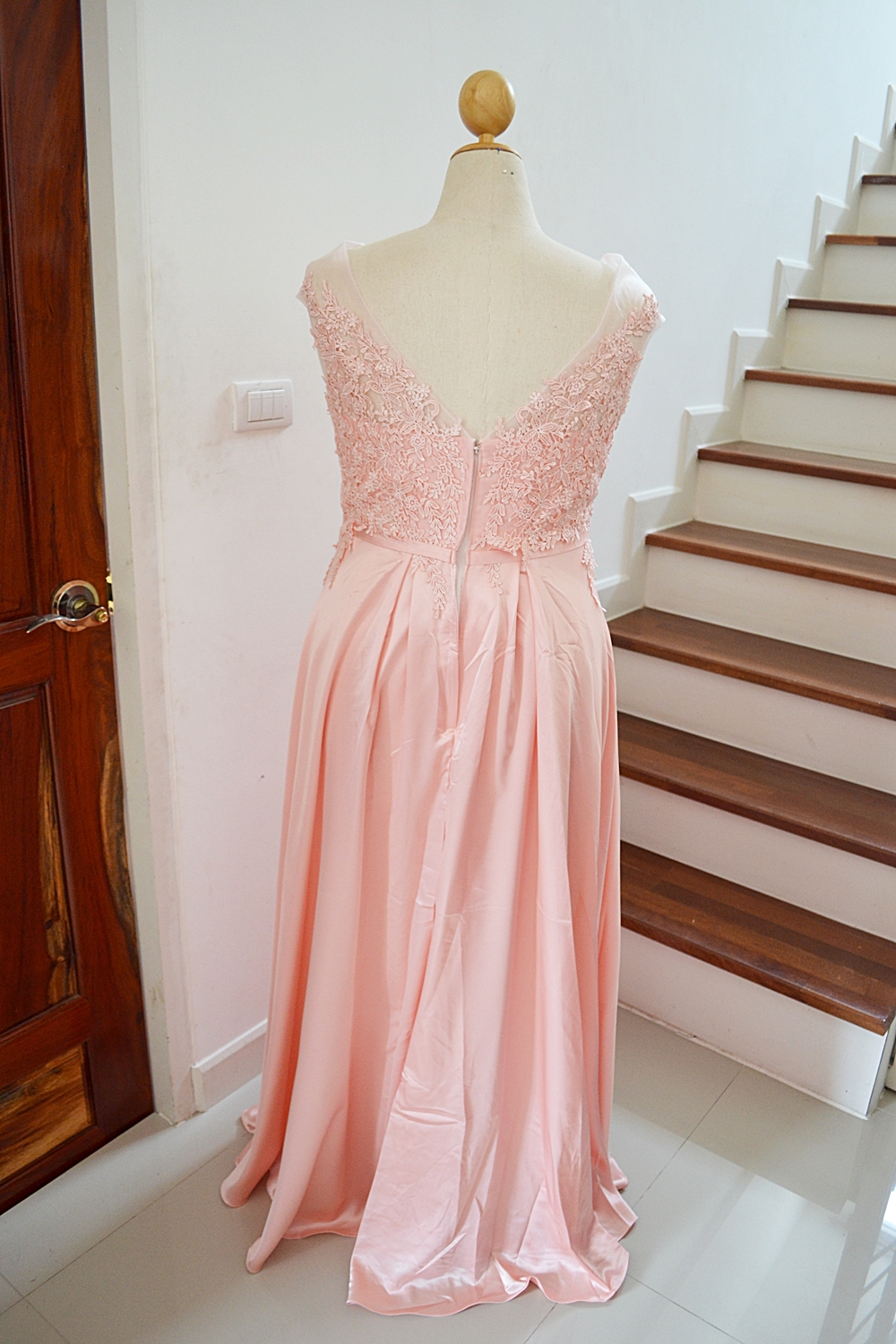 ชุดราตรีไซด์ใหญ่ เอว 36-37" **พร้อมส่ง สีโอรส** แขนล้ำ ปักลูกไม้ช่วงอก กระโปรงผ้าซาติน ซิปหลัง เกรดพรีเมี่ยม