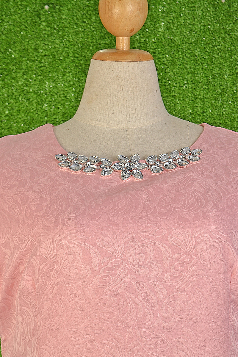 ชุดราตรีคนอ้วน ไซด์ใหญ่ เอว 38-41" สีชมพูโอรส แขนสั้น ผ้าพิมพ์ลาย ช่วงพลางหน้าท้อง กระโปรงทรงสอบ