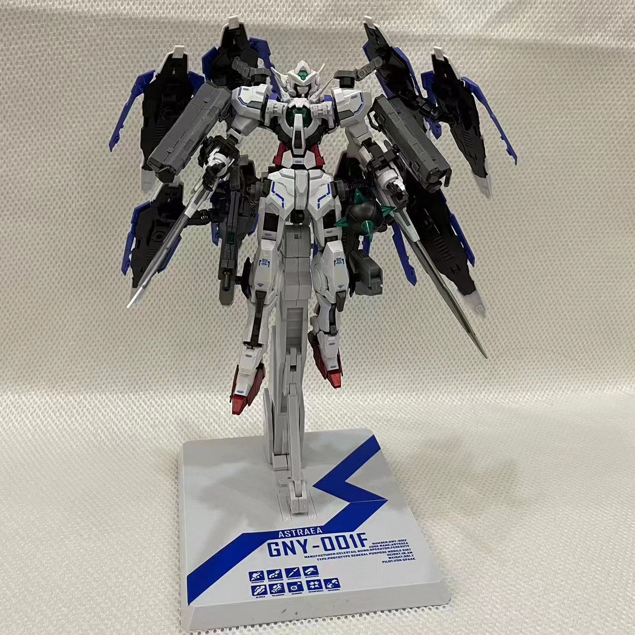 MG 1/100 Astraea with GN Heavy Weapon Set + Base + Decal for the base , model , and parts (8816A) [Daban]