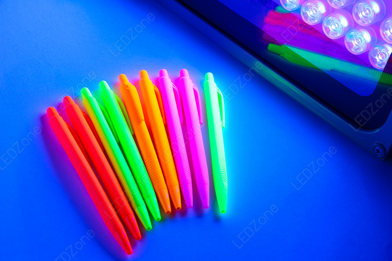 โคม LED 50W Black light ใช้ในร้านเหล้า บาร์ ผับ สร้าง Effect เรืองแสง Glow in the Dark