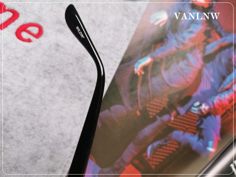 แว่นกันแดด Vans Wildin Sunglasses Wmn (black)