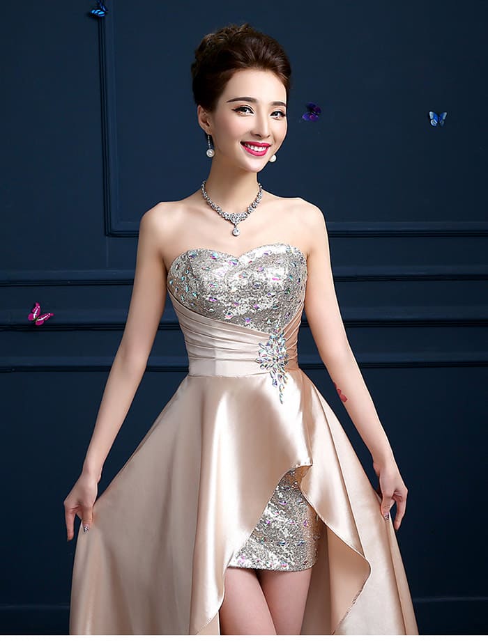 ชุดราตรี หน้าสั้นหลังยาว สีทองอ่อน Size M ผ้ากลิตเตอร์ ด้านนอกเปนผ้าซาติน เชือกร้อยหลัง