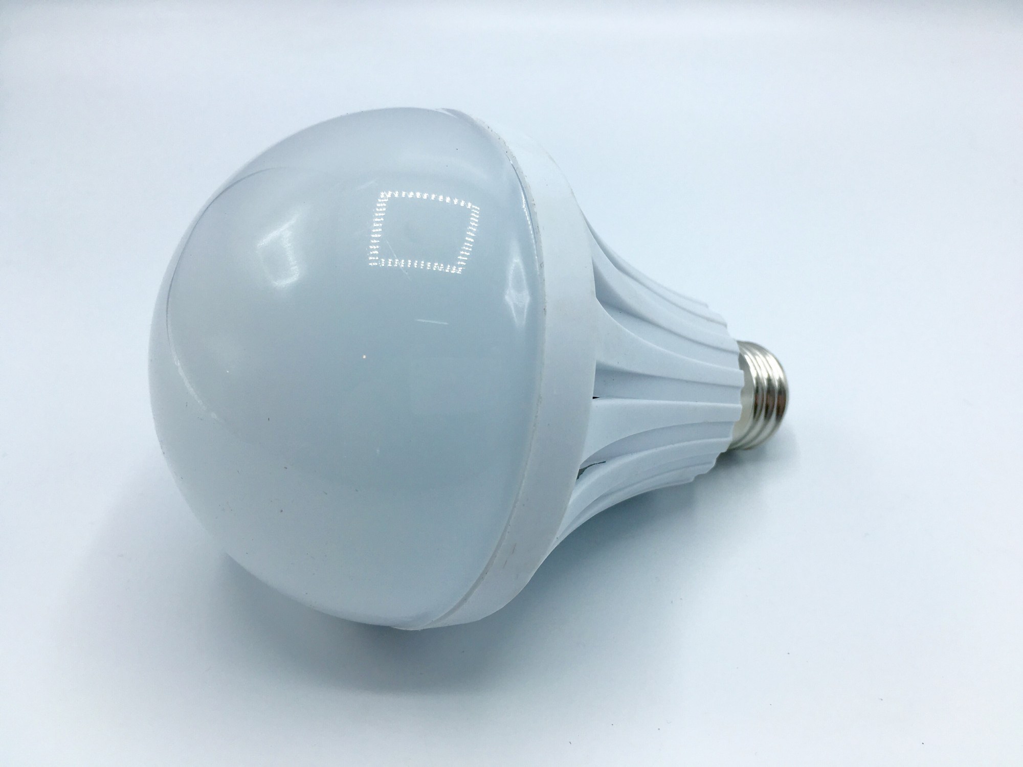 หลอดไฟอัจฉริยะฉุกเฉินแบตเตอรี่ในตัว(กันน้ำ) LED 12W 220V ( + สวิตช์โคมไฟติดผนังแบบสายยาว)