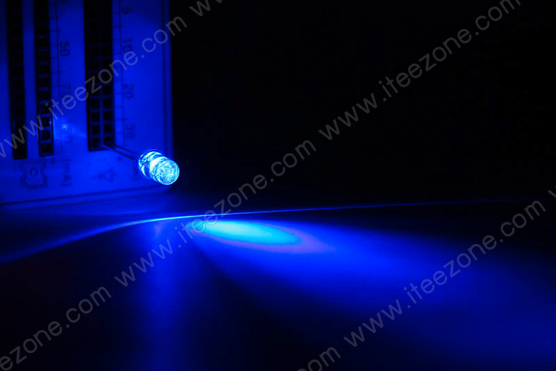 หลอดไฟ LED สีน้ำเงิน กระเปาะใส 5mm Super Bright