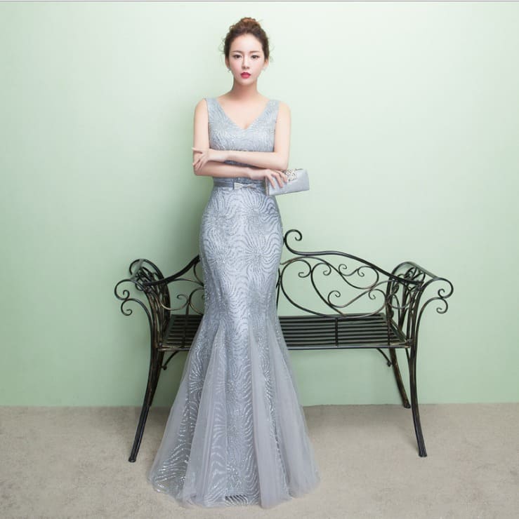 ชุดราตรียาว แขนกุด คอวี สีเทาเงิน*Size M* ผ้าปักเลื่อม แต่งเข็มขัดที่เอว ทรงหางปลา ซิปหลัง