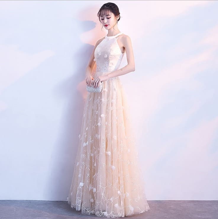 ชุดราตรียาว คล้องคอ สีครีม ผ้าดอกลอย เรียบหรู พร้อมส่ง S,M,L