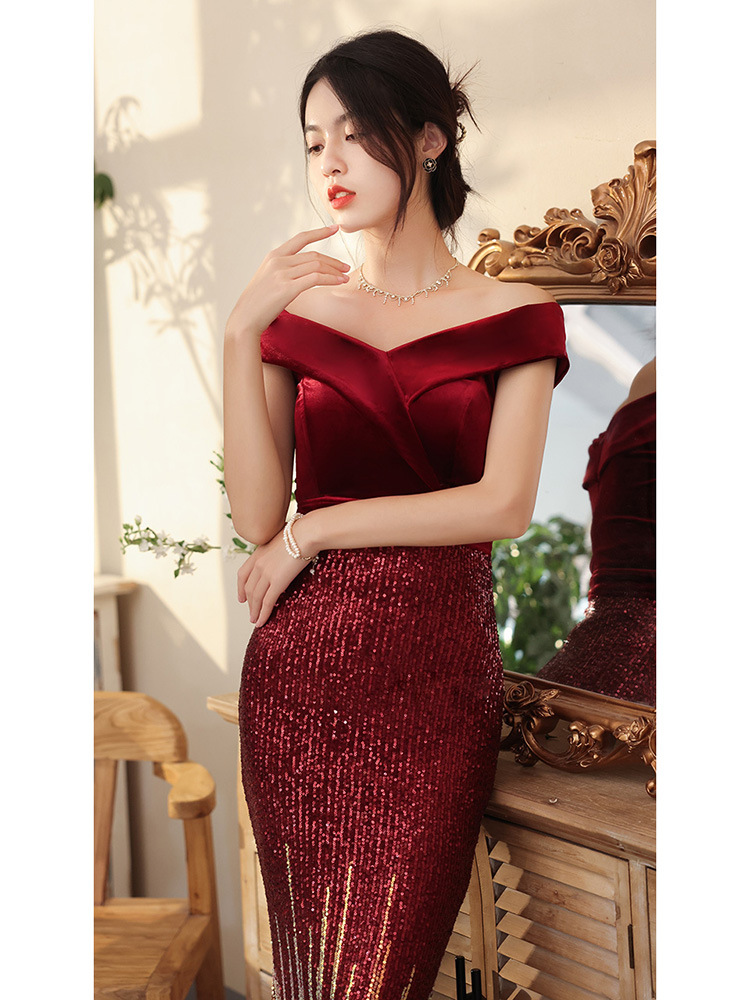 ชุดราตรียาว สีแดง ทรงหางปลาเข้ารูป โอบไหล่ ผ้ากำมะหยี่ กระโปรงปักเลื่อมไล่สี พร้อมส่ง L