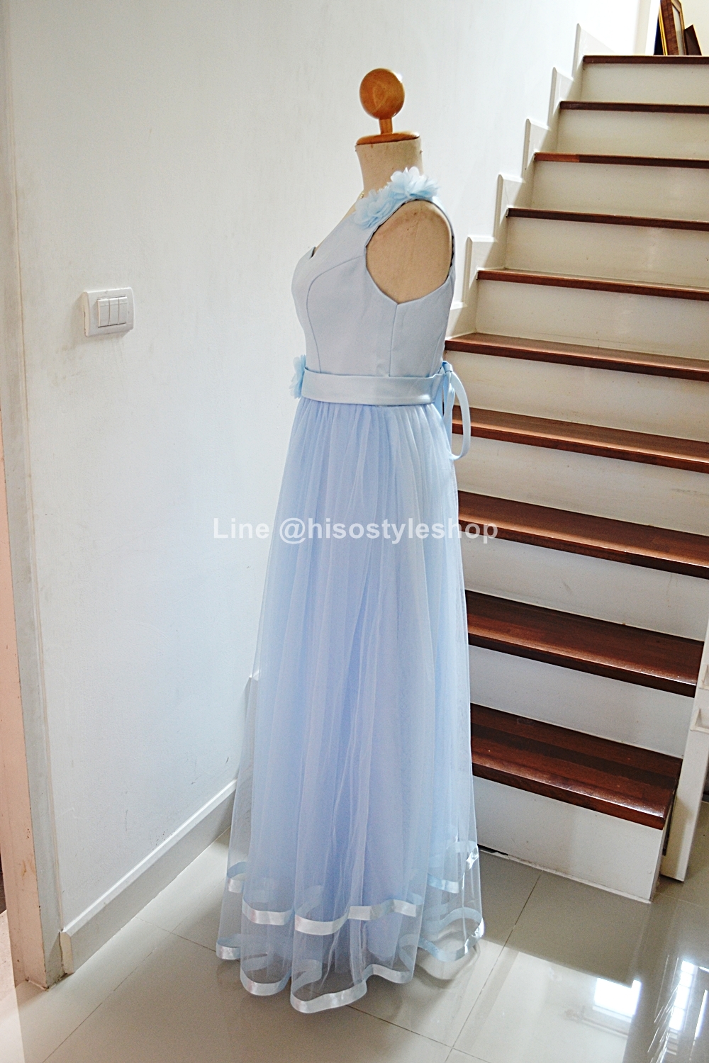 ชุดราตรียาว สีฟ้า *Size L* ช่วงบนผ้าดัชเชส ไหล่เดี่ยว ชายกระโปรงแต่งริบบิ้น งานร้อยหลัง