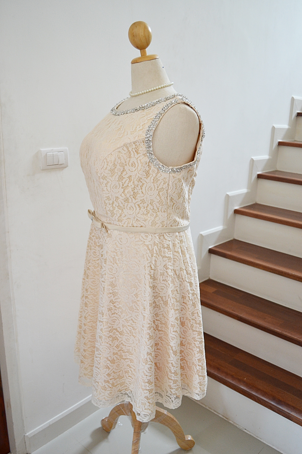 ชุดราตรีไซด์ใหญ่ เอว 37-40" *พร้อมส่ง สีครีม* แขนกุด ผ้าลูกไม้อิตาลี ซิปหลัง