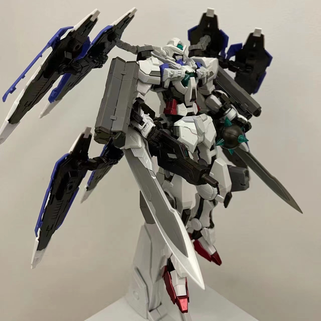 MG 1/100 Astraea with GN Heavy Weapon Set + Base + Decal for the base , model , and parts (8816A) [Daban]