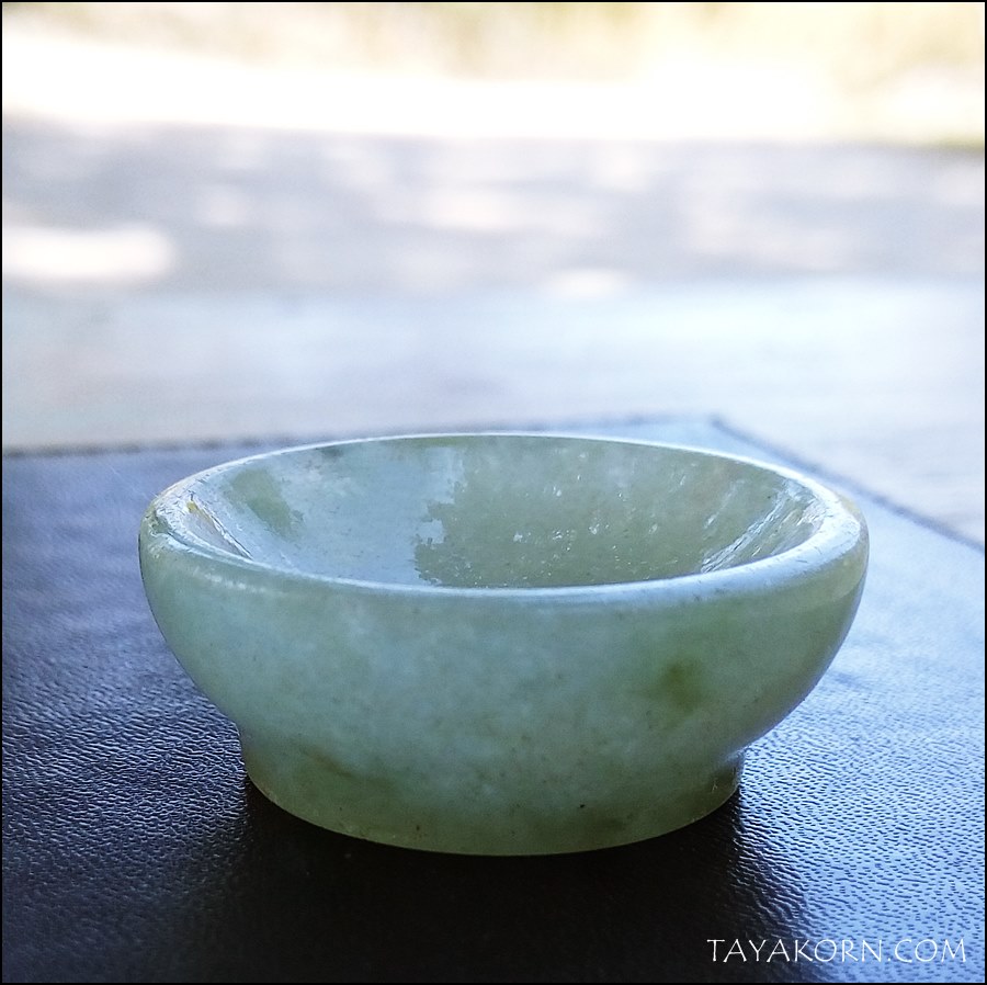 จานยานัตถ์พกพา (จานหยกใบเล็ก) personal snuff tobacco jade dish TKTJ-JS1A