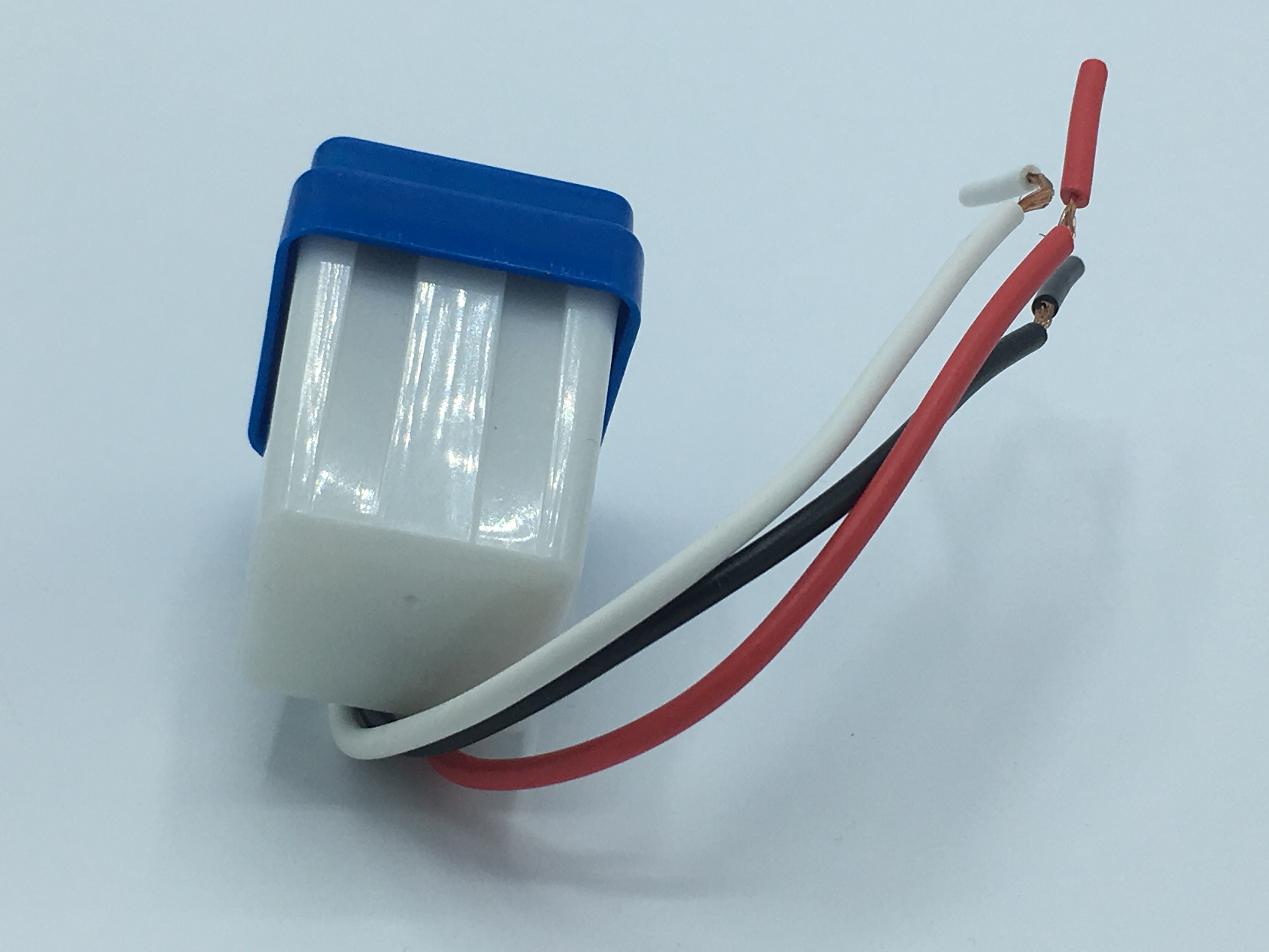 12-ELE-028-12VDC เซ็นเซอร์สวิทแสง สวิตช์ควบคุมไฟถนน DC12V 10A