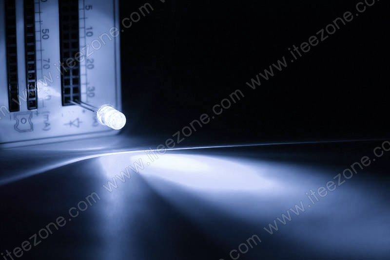 หลอดไฟ LED สีขาว กระเปาะใส 5mm Super Bright