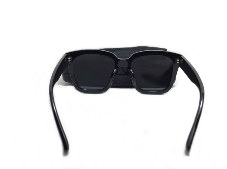 แว่นกันแดดผู้หญิง Black Box Gold Rivet 54-18 145 <ดำหมุดทอง>