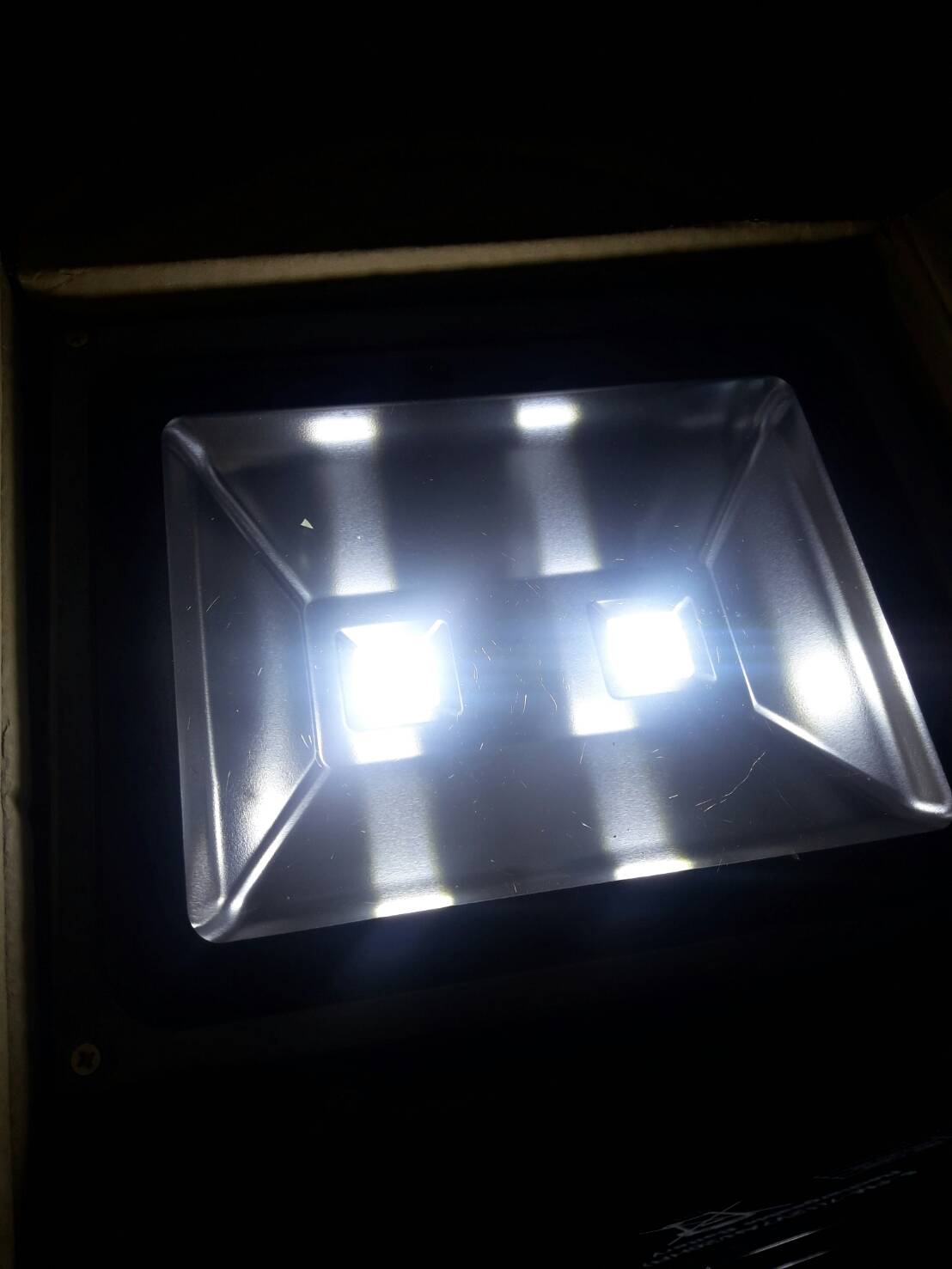 โคมไฟสปอร์ตไลท์ LED 100W 12V ( สีขาว )