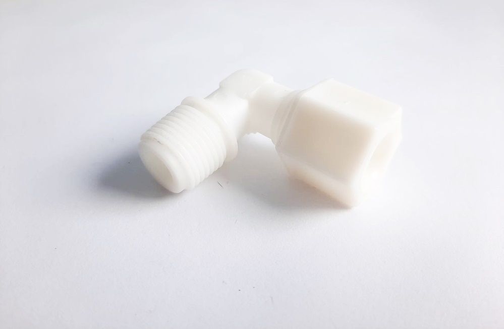 ข้อต่องอ 90 องศา เกลียวนอก3/8" เสียบสายสาย 10 มม. แบบมีที่ครอบเกลียวล๊อคสาย สีขาว