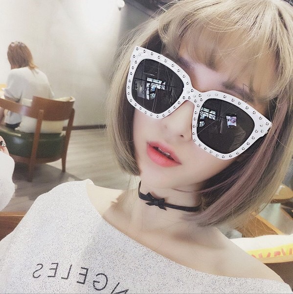 แว่นกันแดดผู้หญิง White Box Silver Rivet 54-18 145 <ขาวหมุดเงิน>