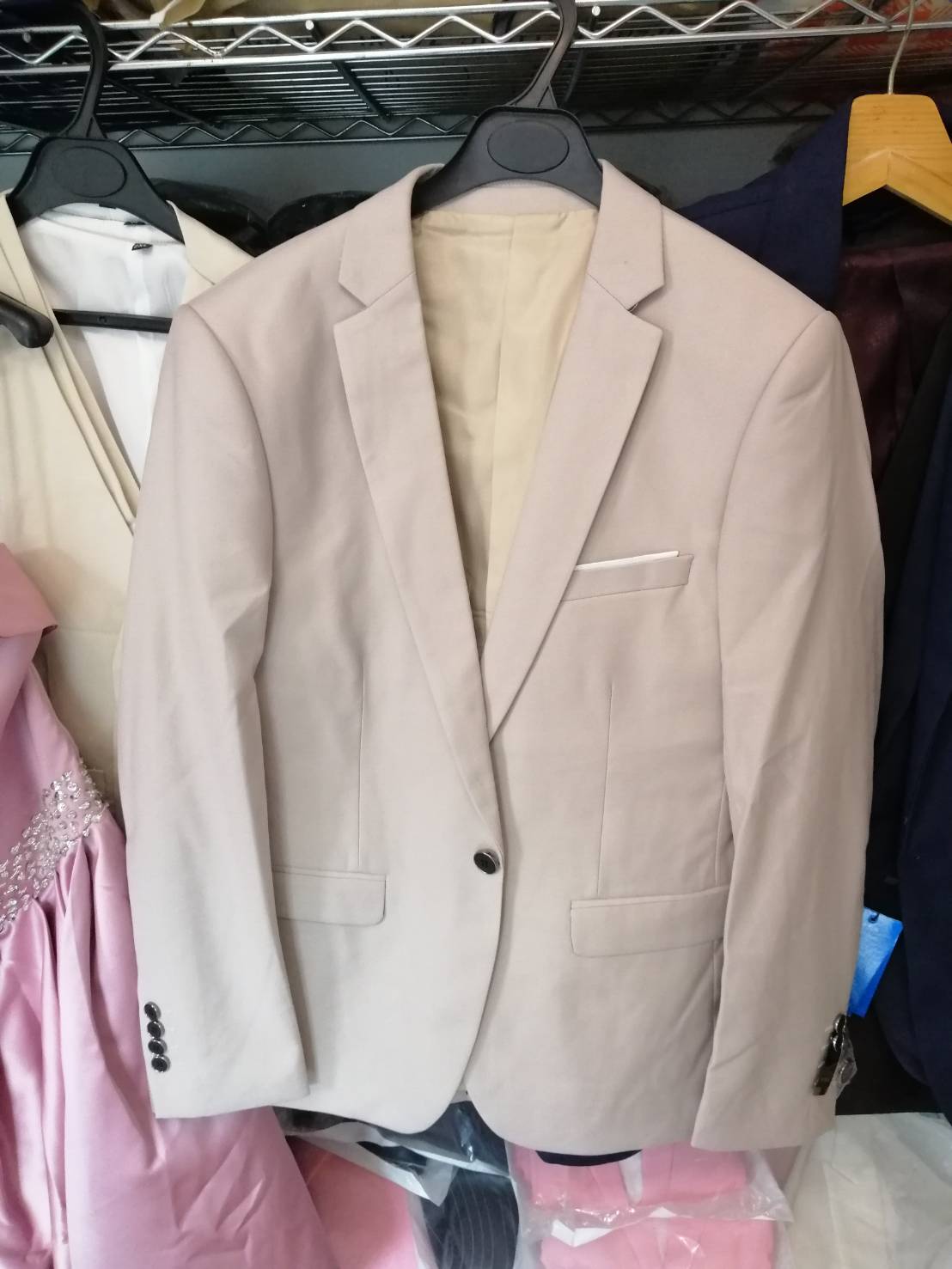 สูท,ชุดสูทเจ้าบ่าว,สูทผู้ชาย สีครีม พร้อมส่ง S,M,L,XL,2XL,3XL,4XL (สูท+กั๊ก+กางเกง)