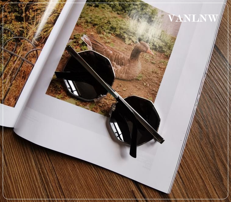 แว่นกันแดด Vans Golden Gal Sunglasses For Women <ดำ>