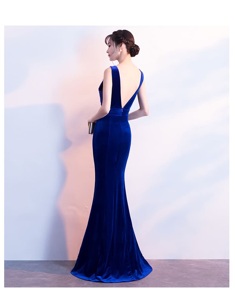 ชุดราตรียาว แขนกุด คอวี สีน้ำเงิน ช่วงบนร้อยลูกปัด ผ้ากำมะหยี่ ซิปหลัง พร้อมส่ง M