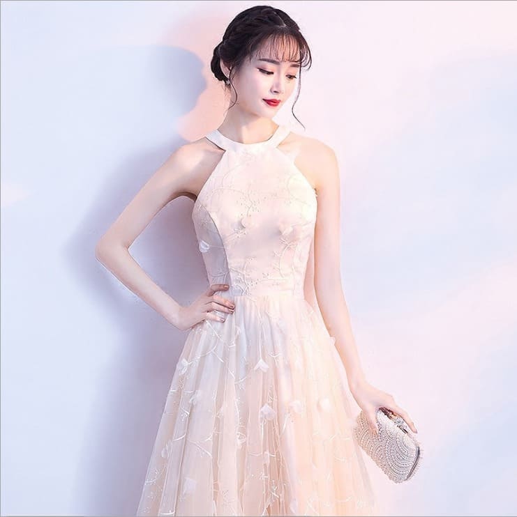 ชุดราตรียาว คล้องคอ สีครีม ผ้าดอกลอย เรียบหรู พร้อมส่ง S,M,L