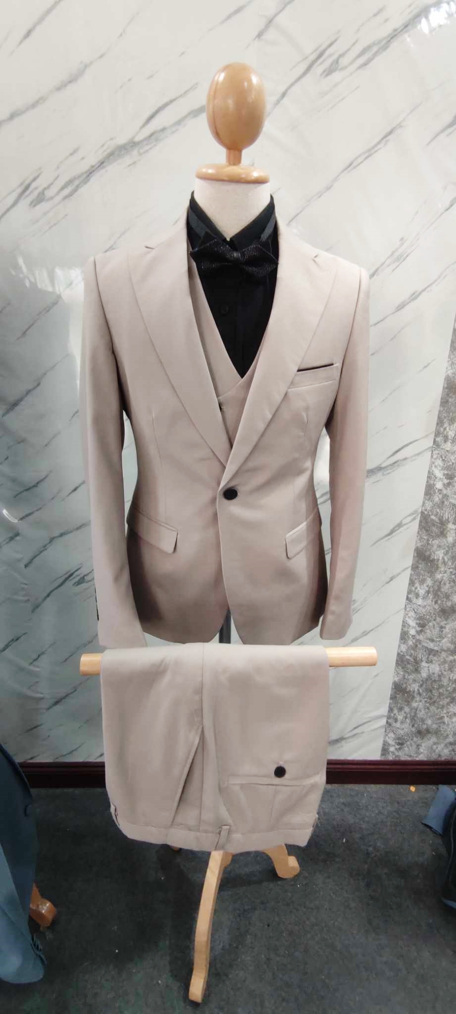 รุ่นใหม่ สูทพรีเมี่ยม / สูทเจ้าบ่าว สีครีมเบจ เซต3ชิ้น พร้อมส่ง 2XL