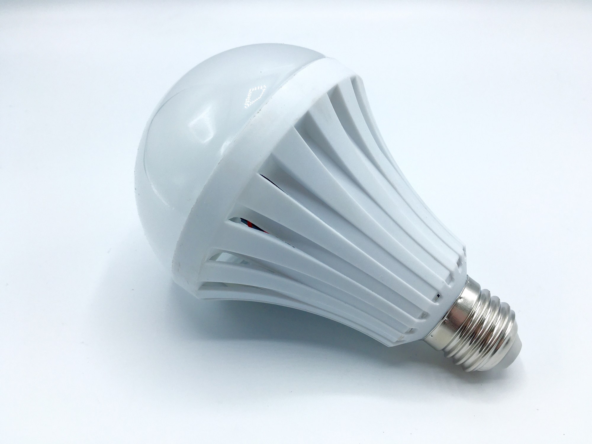 หลอดไฟอัจฉริยะฉุกเฉินแบตเตอรี่ในตัว(กันน้ำ) LED 7W 220V