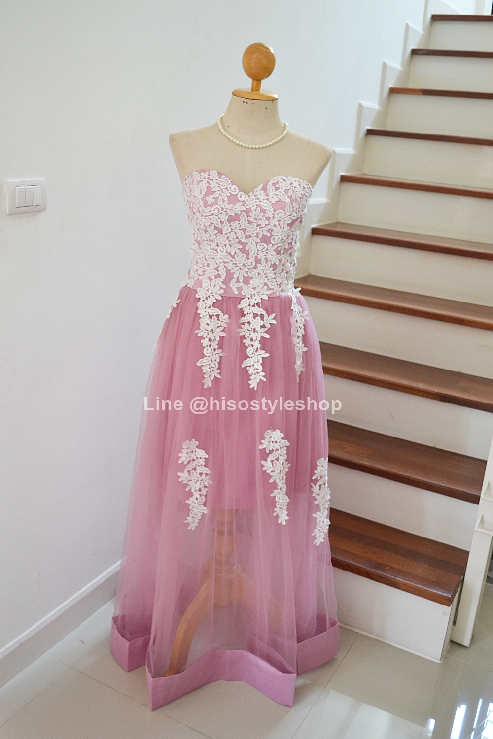 ชุดราตรี เกาะอก สีชมพูกลีบบัว Size M แต่งลูกไม้สีขาว ชายกระโปรงแต่งผ้าให้มีดีเทล หวานๆ งานร้อยหลัง