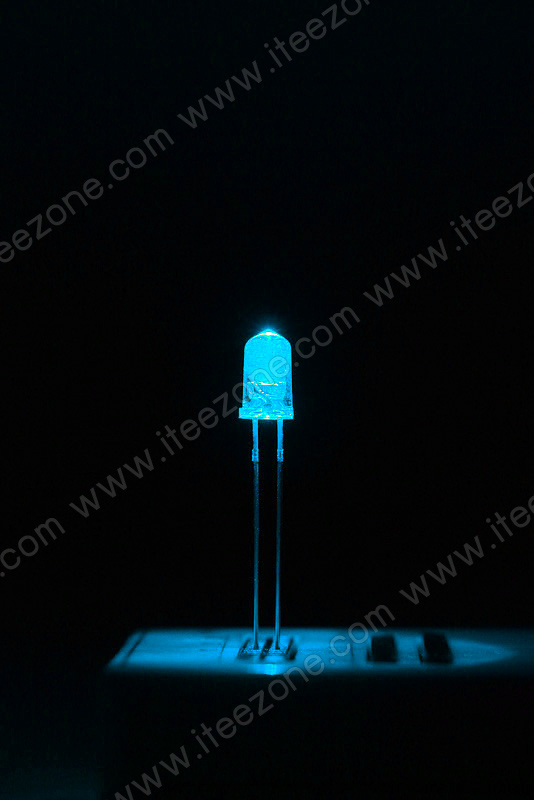 หลอดไฟ LED สีไอซ์บลู กระเปาะใส 5mm Super Bright