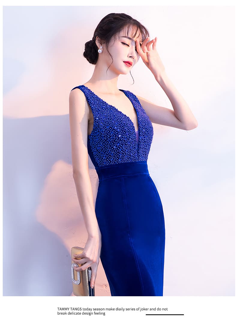 ชุดราตรียาว แขนกุด คอวี สีน้ำเงิน ช่วงบนร้อยลูกปัด ผ้ากำมะหยี่ ซิปหลัง พร้อมส่ง M