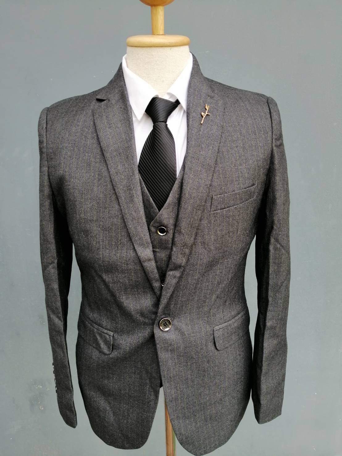 ชุดสูทชาย เกรดพรีเมี่ยม สีเทาเข้ม ลายริ้ว 3ชิ้น พร้อมส่ง L